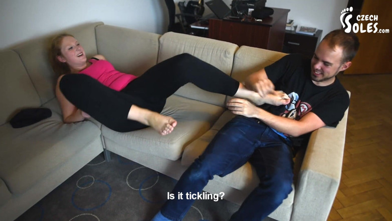 Czech Soles - foot fetish content: Lotta di sottomissione solletico - ragazzo vs ragazza