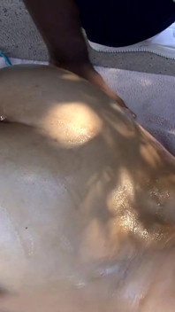 Belleza Negra Aceitada - Nena De Ébano Cachonda Se Empapa Y Folla Duro En Una Escena Húmeda