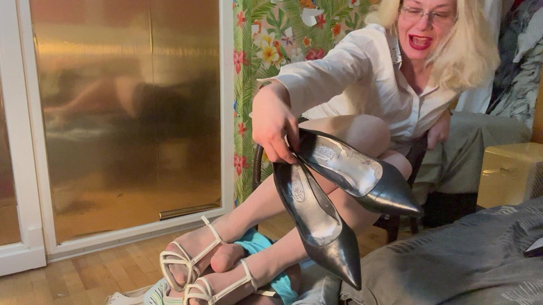 Putarankahotmilf: Wanita bisnis yang lelah mengendurkan kakinya ke tontoknya, menunjukkan sepatunya...