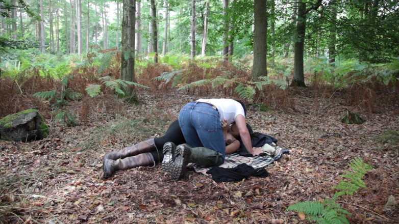 Sexy and Married: Isteri hamil berkongkek di hutan