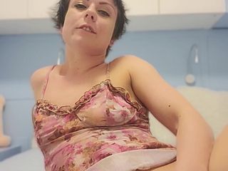 Gym girly: Je doigte ma chatte étroite sur le lit