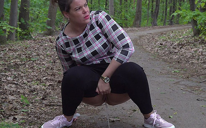 Puffy Network: Got2pee的小径上的水穴，女孩们来这里撒尿