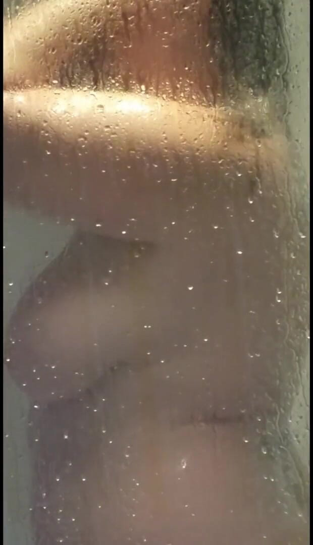 Julie Cunningham: ดู Julie ในห้องอาบน้ําเตรียมตัว