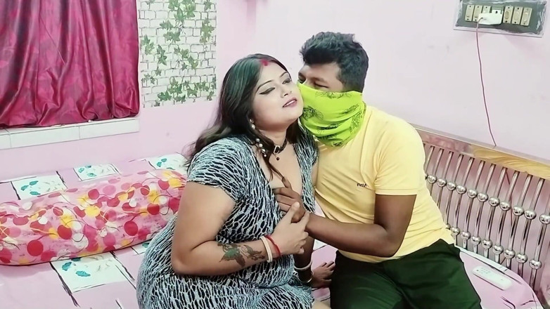 Horny Rose: Bhabi India dikongkek oleh lelaki pemulihan pinjaman!