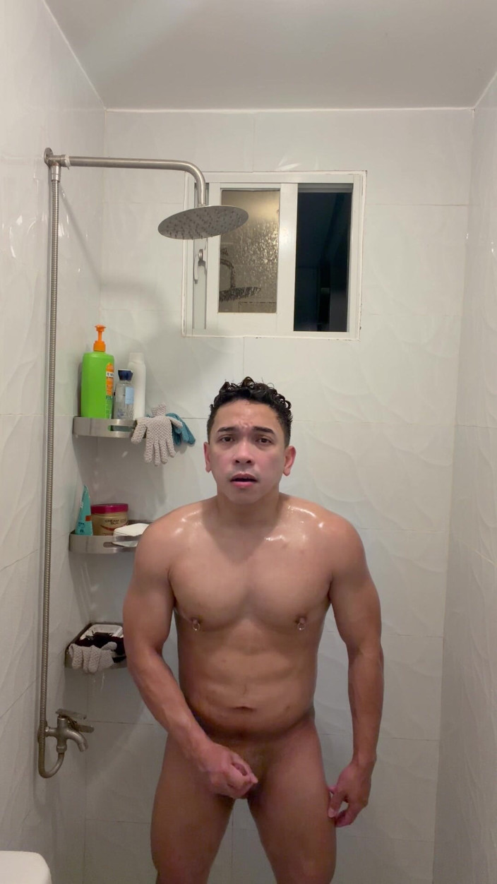 The Fitmaster: L'eccitante gay filippino si masturba nella doccia bollente