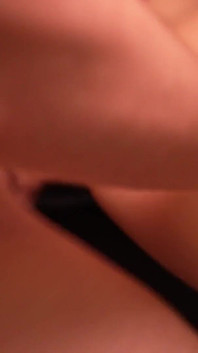 Cewek ini lagi asik bercanda sama ayah tirinya dan seks anal habis-habisan