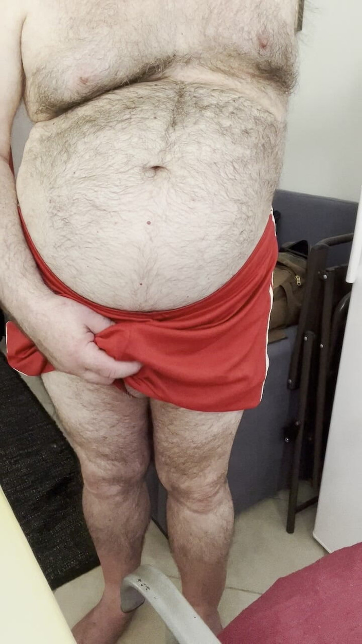 Coach Karl dude lodge: 教练卡尔的球不小心从他的健身短裤中脱出来，同时抚摸他的鸡巴。