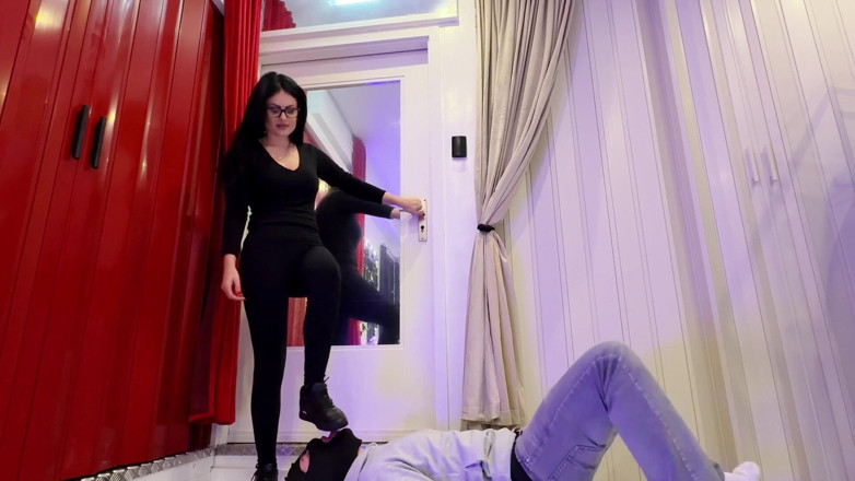 Lady Blackdiamoond: Spor ayakkabılarımı temiz yalayım