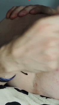 Prase si holí zadek