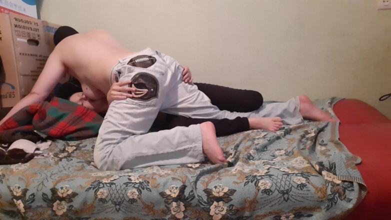 Lesbian-candys: Semasa ibu tiri menggesel saya, saya menjilat puting besarnya
