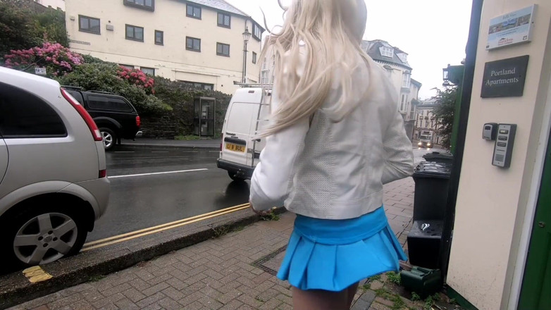The Midnight Minx: Inappropriate skirt for windy days