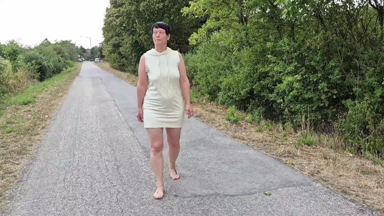Yvette xtreme: Barefoot on Tour - Video Request Fulfilled!