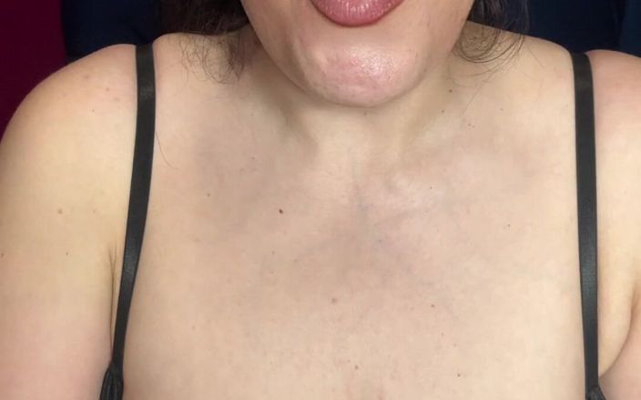 Young_strawberry: Milf smeekt: klaarkomen op stiefmoeders grote borsten Ik wil dat...