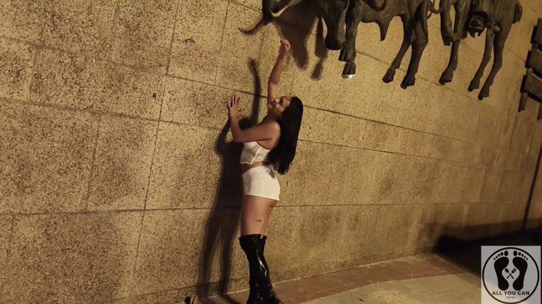 All You Can Fetish: Esibizionismo nudo all'aperto di una folle cagna latina