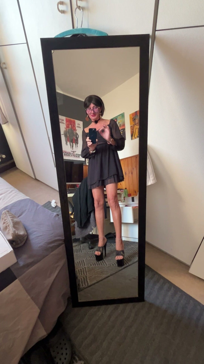 Andreina Naty: Camminata Sexy Davanti Allo Specchio 01