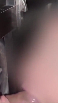 Nyepong kontol orang asing di gloryhole hari ini di depan suaminya