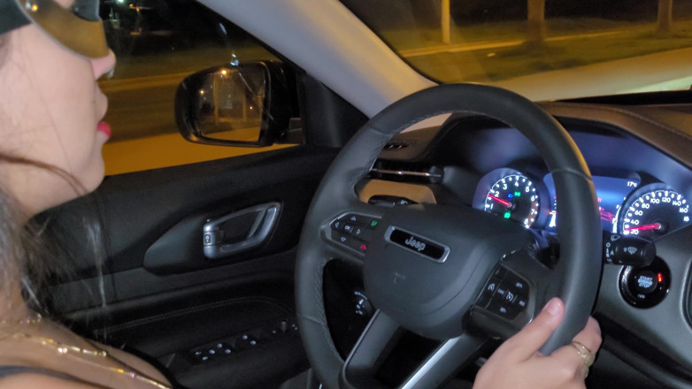 Strimermodel: Powerful Sneeze Shots Behind the Wheel