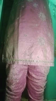Индийская гей-кроссдрессер-жена Gaurisissy в розовом Salwar Kurta давит на ее большие сиськи