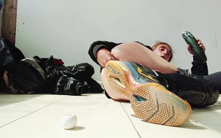 Culopeke: Young Man Sings to Open His Ass