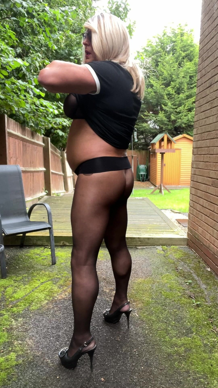 Kellycd2022: Sexy Crossdresser Kellycd2022 em meia-calça preta perfeita