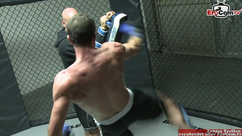 EroCom: Fet tjej med glasögon och stora naturliga bröst knullar i...