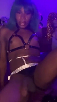 Aj180 est sexy comme une baise et enfile du brillant à lèvres