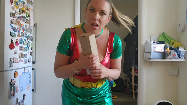 Maisie Lewis: Maisie Lewis menemui Pakej Rahsia Batman