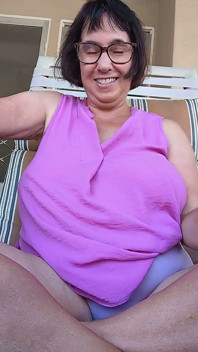 새아빠가 외출하는 동안 파티오에서 새엄마와 섹스하는 배다른 아들