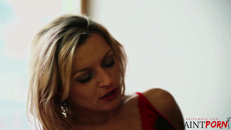 SaintPorn: Sophia Magic skor pancutan kolej di punggungnya