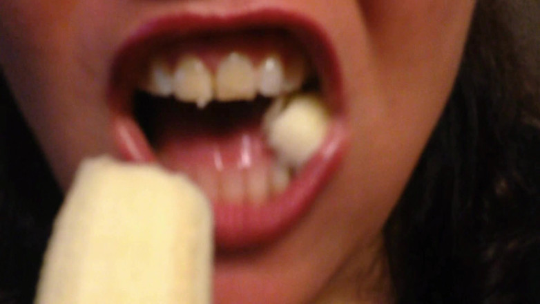 Lily Lipstixxx: Banán polyká, ne plive!
