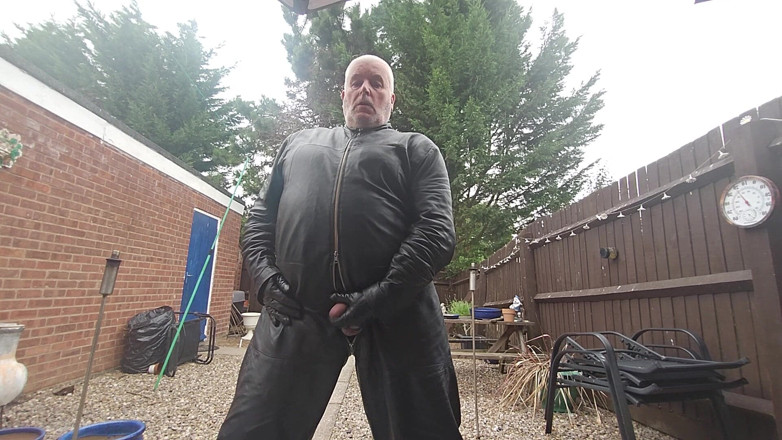 Leatherman63: Masturbando fora