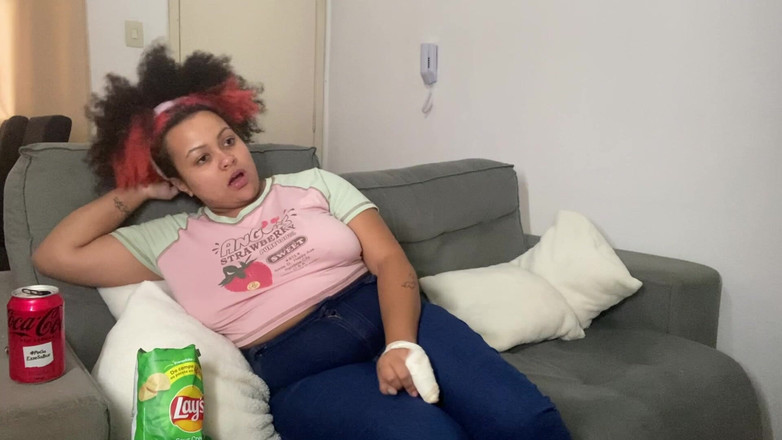 Cutiepiie Chubby: 내가 TV를 보는 동안 비 방귀와 트림