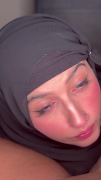 Hijabi-vrouw zuigt in het geheim een zwarte pik