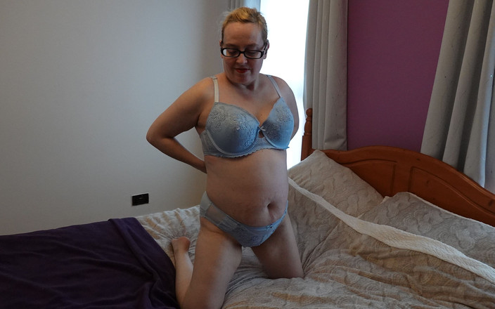 Littlevixen: MiLF in biancheria intima blu