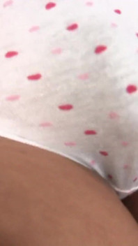 핫한 갱뱅에서 털이 무성한 보지를 시오후키하는 일본 치어리더