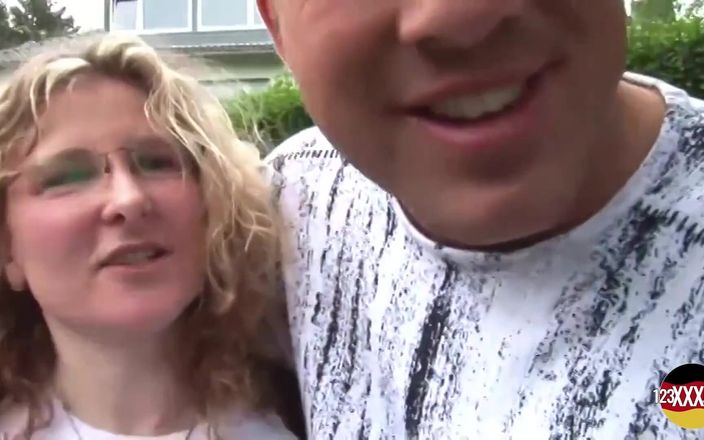123XXX - Fucked Amateurs in Germany!: 眼鏡をかけたブロンドの熟女は、今そこに彼を望んでいます
