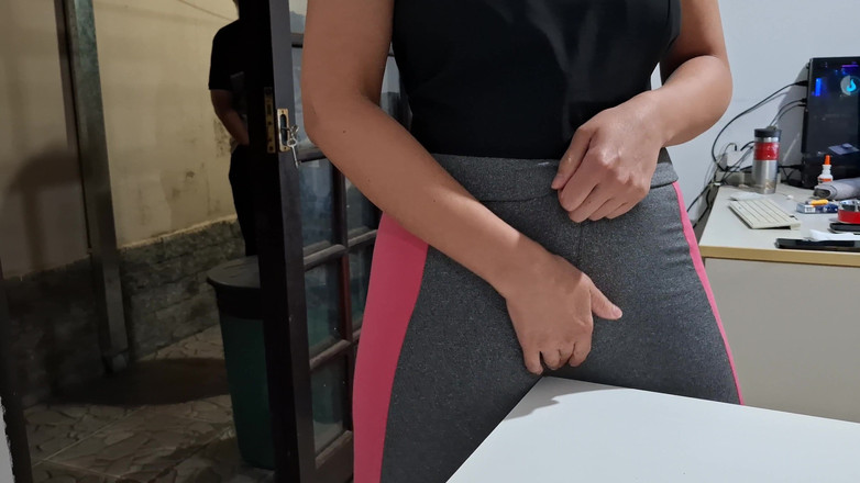 Gabi SweetCouplesStories: Melancap camel toenya di atas meja dengan bantuan jiran