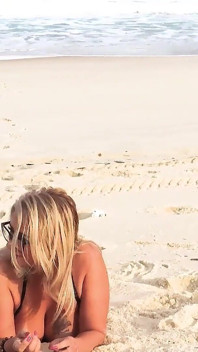 Con Micro Bikini a Rio Beach
