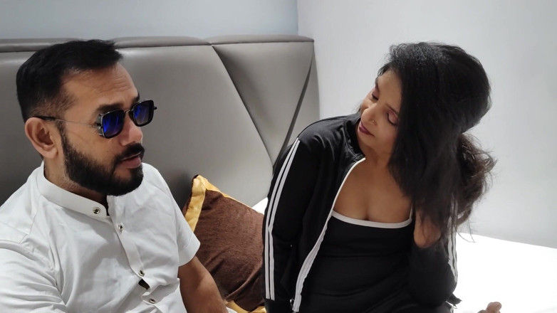 Anjalisingh_sexy: Um homem chamou sua secretária em seu quarto e fodeu,...