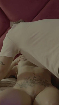 Web kamerasındaki adam daha fazla izlenme elde etmek için bir takipçiyle seks yapıyor