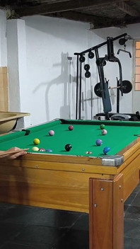 Carmonas grają w nagi bilard z tym gorącym szczypnięciem