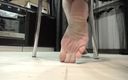 Bad ass bitch: Соблазнение ступней под столом в видео от первого лица