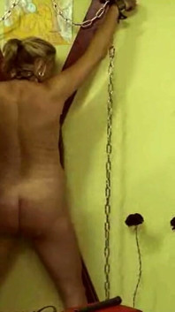 BDSM Sculacciata E Cera Giocano Con Uno Schiavo Sottomesso Dai Seni Grandi