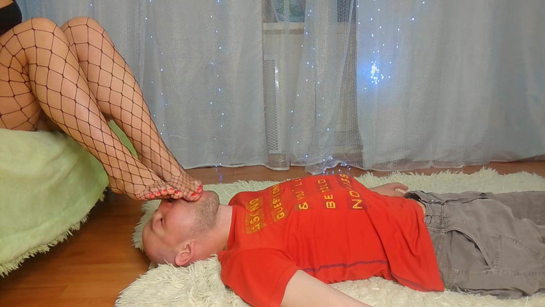 FoxyAndZaz: Ragazza in un vestito corto fa leccare i piedi a...