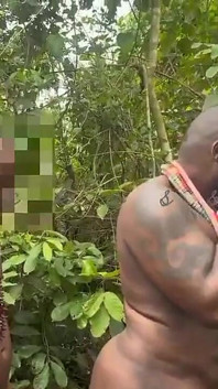 Kopanie głębokiego murzynki kremowy duży gruby tyłek w lesie Nigerii