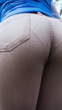 Une vraie amatrice en pantalon moulant exhibe son cul visible dans la nature