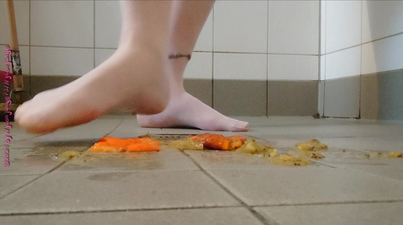 Carmen_Nylonjunge: Footplay in pantyhose with fruit