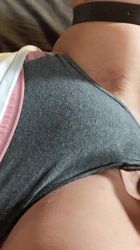 Ayla mit froschfick gibt mr. mack einen handjob, während sie bondage-orgasmen hat
