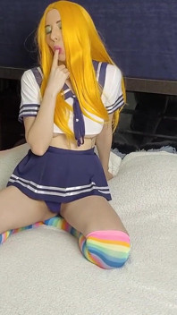 Gadis berseragam perguruan tinggi menunjukkan payudara