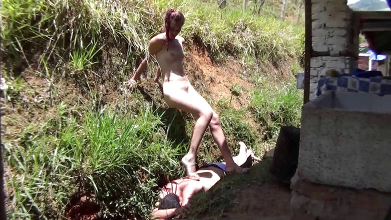 Femdom Austria: Naga laska stąpiąc swojego niewolnika na podwórku